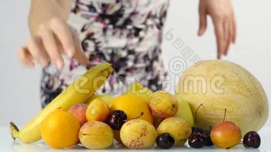 苗条的年轻女人选择水果。 减肥健康食品理念.. 慢动作